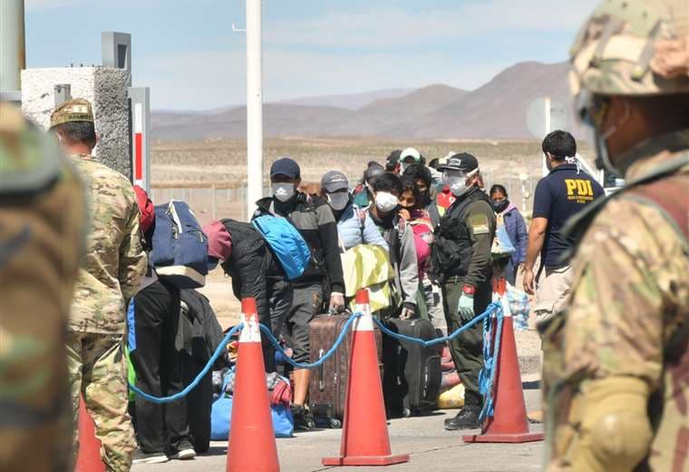 Bolivianos ingresan al país desde Chile. Foto: Emilio Huascar. 