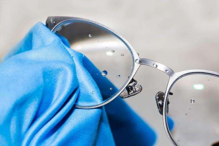 Limpieza de lentes y gafas para prevenir el Covid-19 (Foto: Internet)