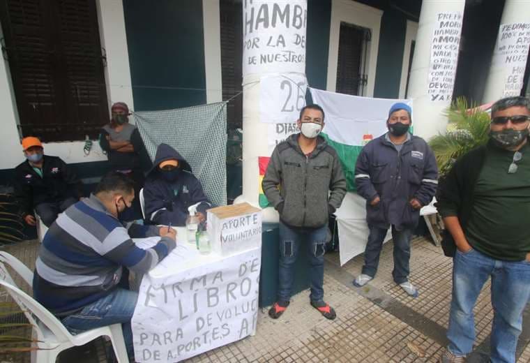Un grupo de personas continúa realizando una huelga de hambre reclamando la devolución de sus aportes jubilatorios (Foto: Jorge Gutiérrez)