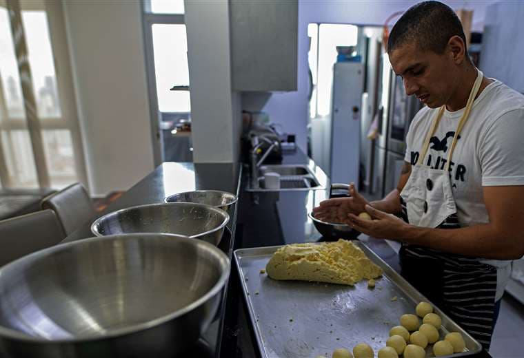 Juan Salazar, de piloto a panadero. Foto AFP