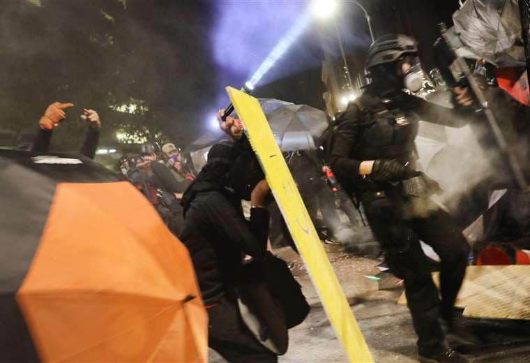 Otra noche de violencia se vivió el viernes en Portland. Foto AFP