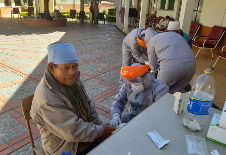 Uno de los ancianos en la toma de prueba rápida (Foto: Gobernación de Tarija)