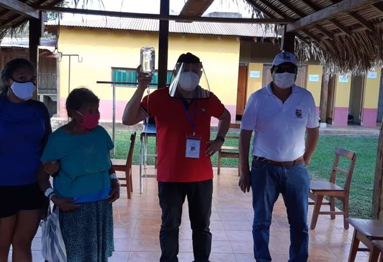 Voluntarios atienden pacientes en el centro de consultas covid. Foto Jorge Huanca Dorado
