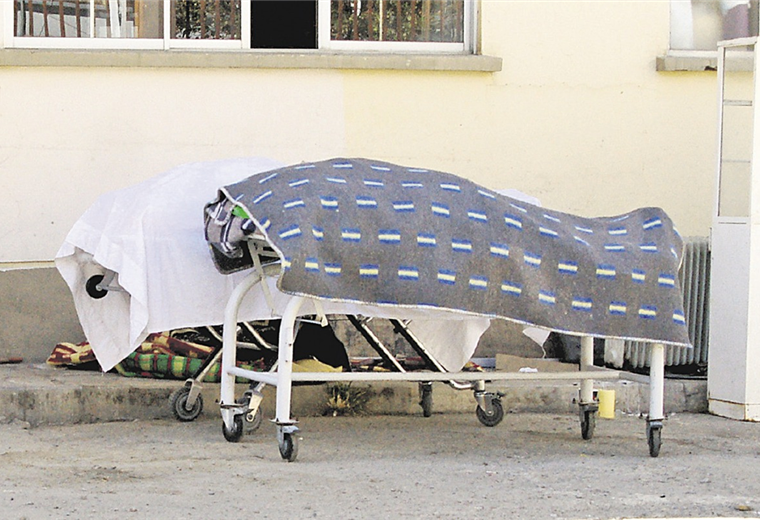 Dos cuerpos esperan ser retirados de la morgue en la ciudad de La Paz. Foto. APG Noticias  