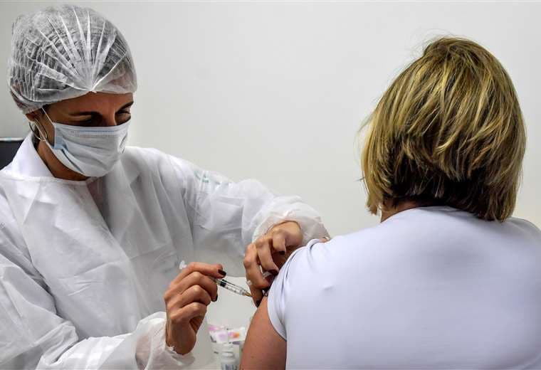 La pediatra Mónica Levi recibe una dosis. Foto AFP