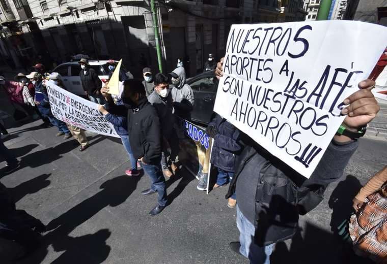 En La Paz los aportantes marchan solicitando la devolución de su dinero a las AFP (Foto: David Miranda-APG Noticias)