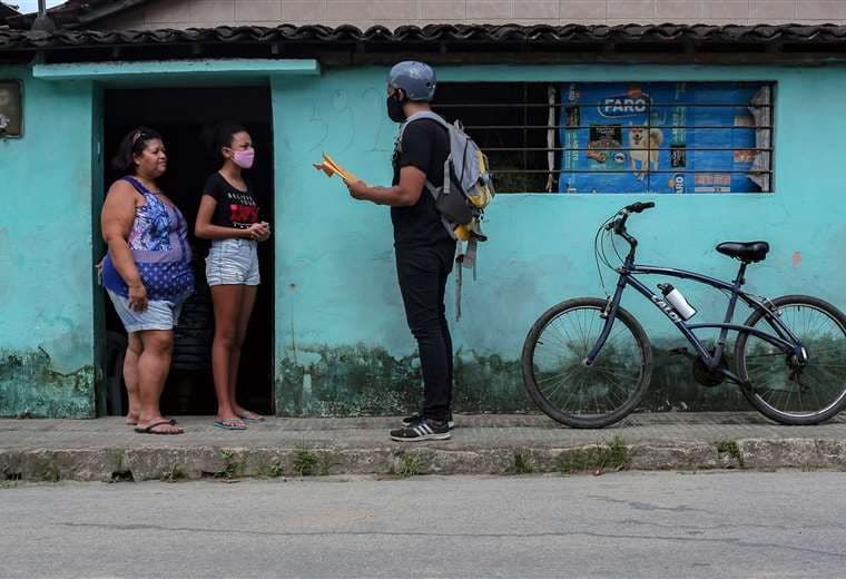 El profesor recogiendo los deberes de una favela de Pernanbuco. Foto AFP