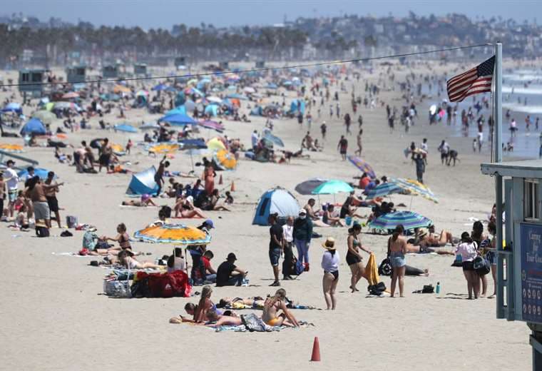 La playa de Santa Mónica será cerrada por el feriado largo debido al avance de la pandemia. Foto AFP