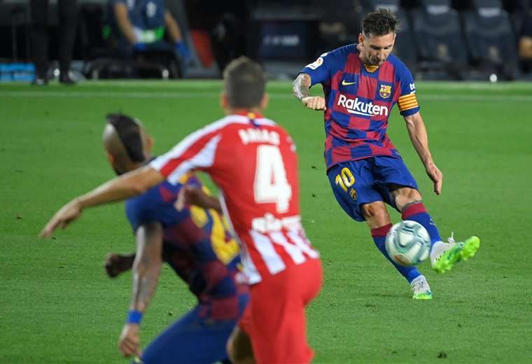 Messi ejecuta un tiro libre. Una radio española anunció que figura del Barcelona quiere dejar este club. Foto: AFP
