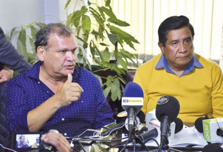 David Panigua (izq) y César Salinas se han reunido en varias ocasiones para resolver los problemas del fútbol nacional. Foto: internet