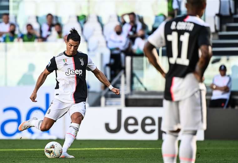 Cristiano Ronaldo anotó este sábado de tiro libre. Aportó al triunfo de Juventus que se encamina al título en Italia. Foto: AFP