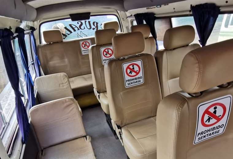 Interior de minibús listo para trabajar en La Guardia