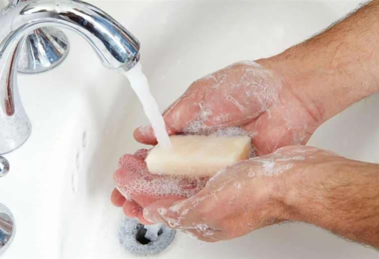 Agua y jabón son elementos eficaces para eliminar los virus de las manos