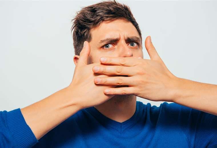 El mal aliento o halitosis tiene causas patológicas, por comer algunos alimentos y por falta de higiene bucal
