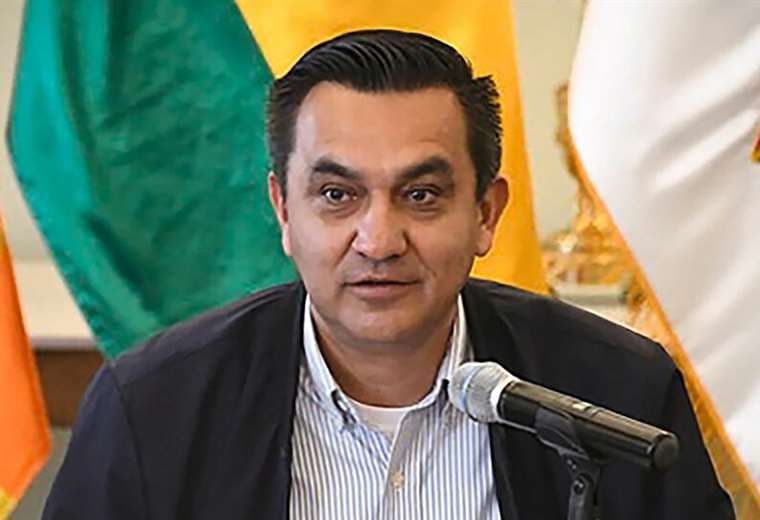 Ministro Núñez permanece internado