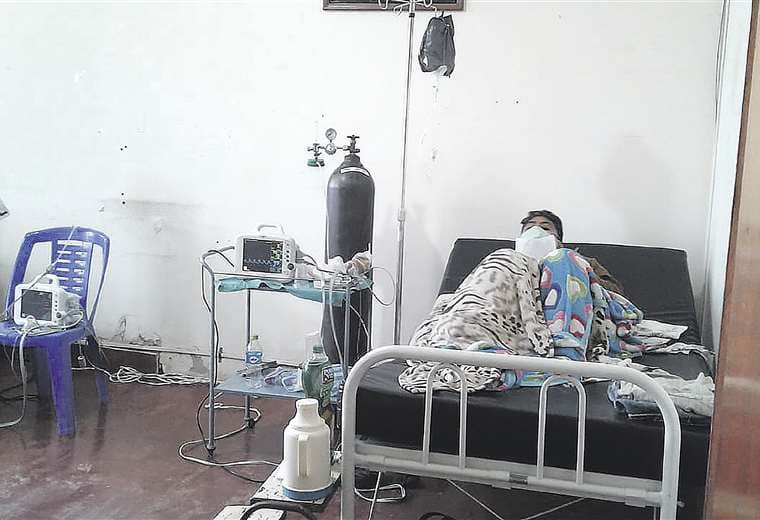 Un paciente con coronavirus recibe oxígeno en el hospital de Ascensión de Guarayos./ Foto: Jaime Adriázola
