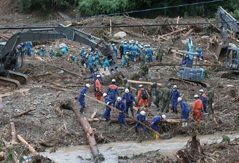Los equipos de rescate buscan personas desaparecidas en un sitio de deslizamiento de tierra causado por las lluvias en Tsunagi, prefectura de Kumamoto. Foto