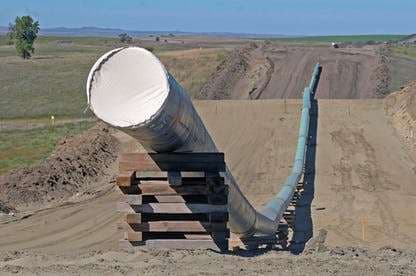 Un tribunal de EEUU ordena cerrar temporalmente un polémico oleoducto