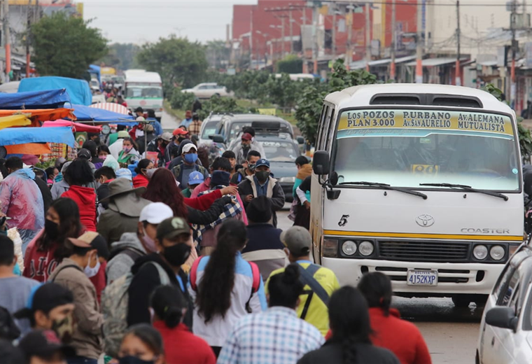 Muchos choferes vulneraron la norma este lunes en el reinicio de la circulación del sector transporte. Foto. Jorge Gutiérrez 