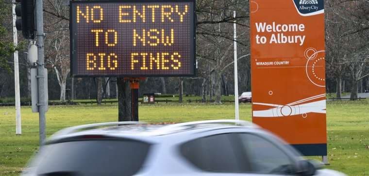 Un letrero indica la prohición de entrar a la ciudad de Albury, en Nueva Gales del Sur al producirse nuevos brotes de coronavirus en Australia. Foto AFP