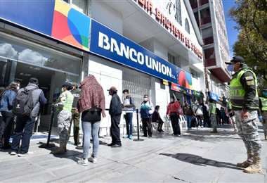 Clientes hacen fila en el banco Unión de La Paz.