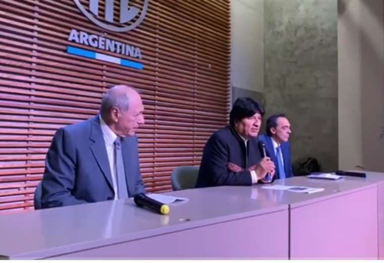 El expresidente Morales junto a sus abogados en Argentina   Foto: Redes sociales