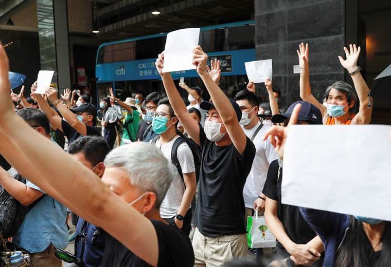 Manifestación con carteles en blanco. Foto Internet