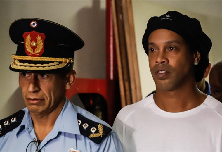 Ronaldinho aún no ha podido recuperar su libertad