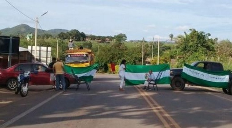Las personas que intentan llegar a Brasil no podrán hacerlo por el bloqueo de carretera. Foto. Internet 