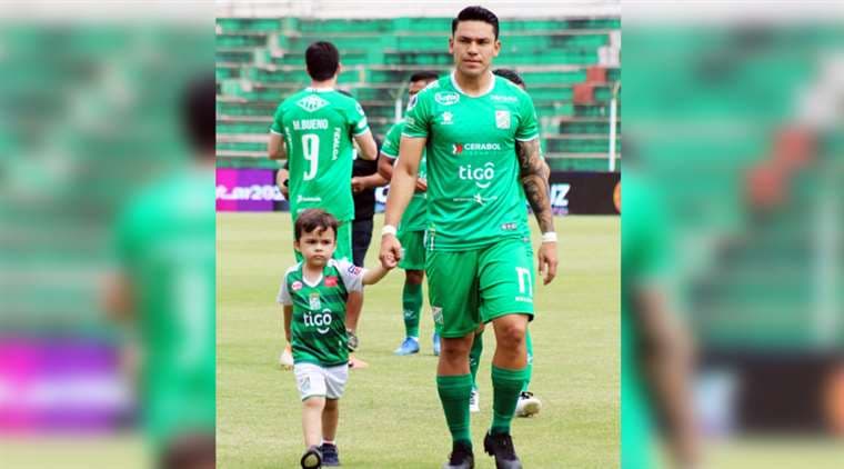 Carmelo Algarañaz antes del inicio del partido contra Real Santa Cruz, junto a su sobrino Rafael Quiroga. Foto: Facebook