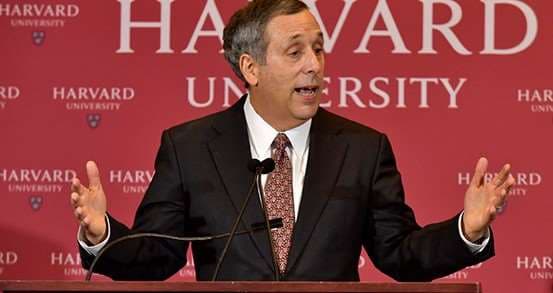 Lawrence Bacow es el presidente de Harvard. Foto AFP