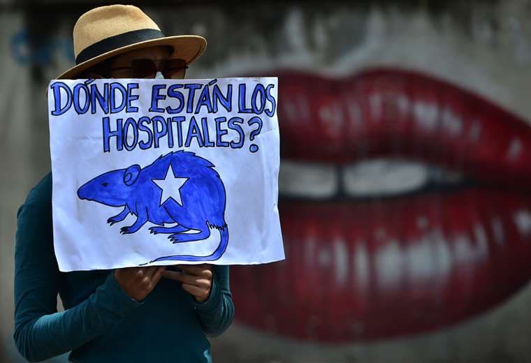 Un hondureño protesta afuera del Hospital Escuela de Tegucigalpa. Foto AFP