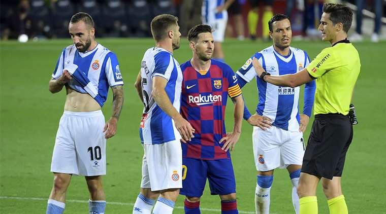 Lionel Messi conversa con el árbitro. Foto: AFP