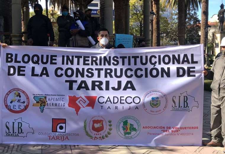 Los constructores protestaron en una caravana de vehículos y luego se concentraron en la plaza principal de Tarija./Foto: David Maygua