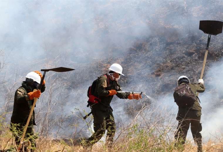 Bomberos apagan incendios en la Chiquitania. Foto. Jorge Ibáñez