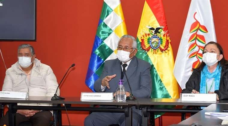 Salinas se reunió con Cárdenas (centro) y Roca (dcha), cumpliendo con el distanciamiento social, el miércoles 1 de julio. Foto: Prensa FBF