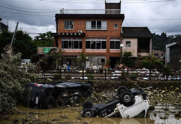 Vehículos se ven en el lecho de un río después de las fuertes lluvias e inundaciones en Hitoyoshi, prefectura de Kumamoto. Foto AFP