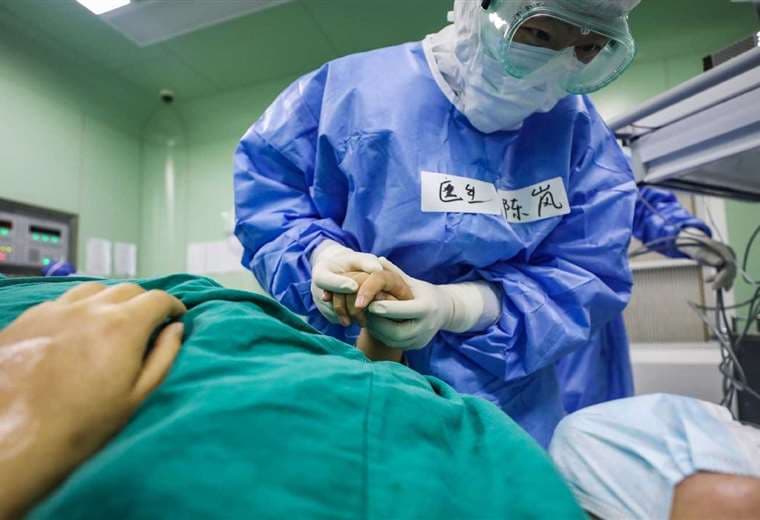 Una mujer embarazada atendida en China. Foto Internet