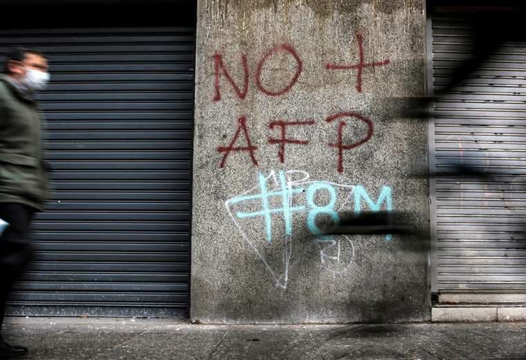 Un grafiti contra los fondos de pensiones en una calle de Santiago. Foto AFP
