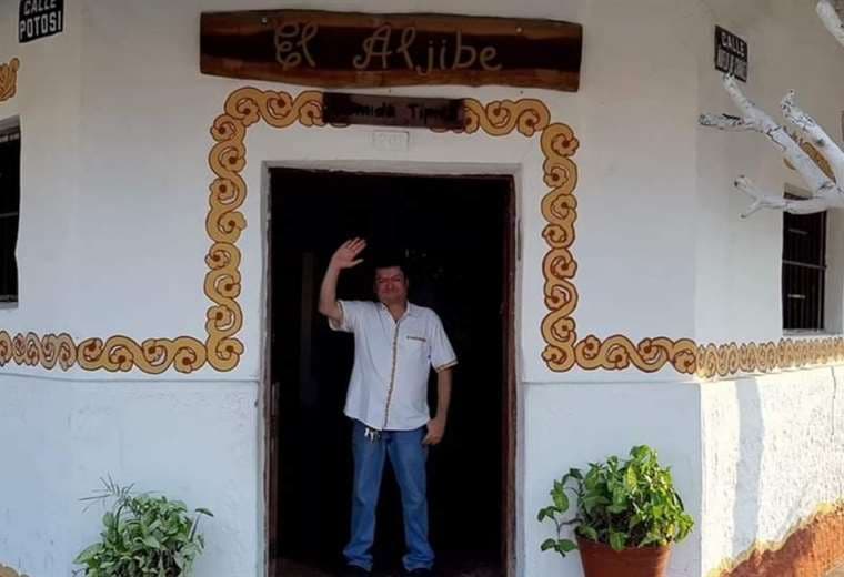 Javier Libera en la puerta de El Aljibe que recibió el premio a le excelencia de Travellers Choice