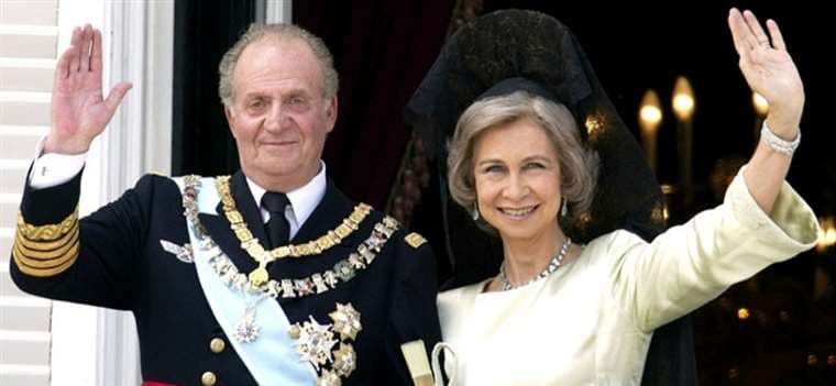 Los reyes Juan Carlos y Sofía de España, saludan desde un balcón del palacio real en Madrid