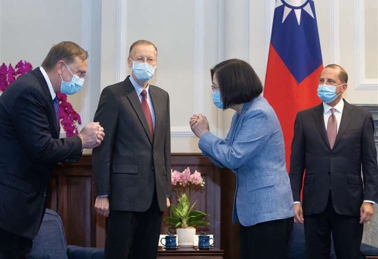 La presidenta y el secretario de Salud se saludan. Foto AFP