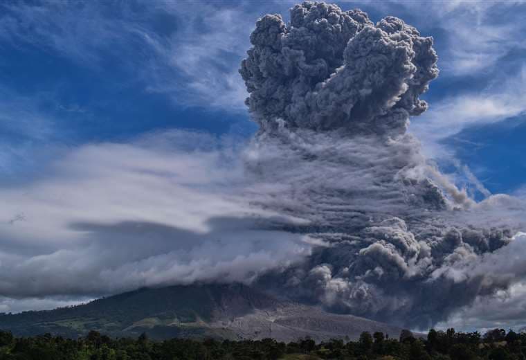 El monte Sinabung arroja cenizas espesas y humo al cielo en Karo, en el norte de Sumatra. Foto AFP
