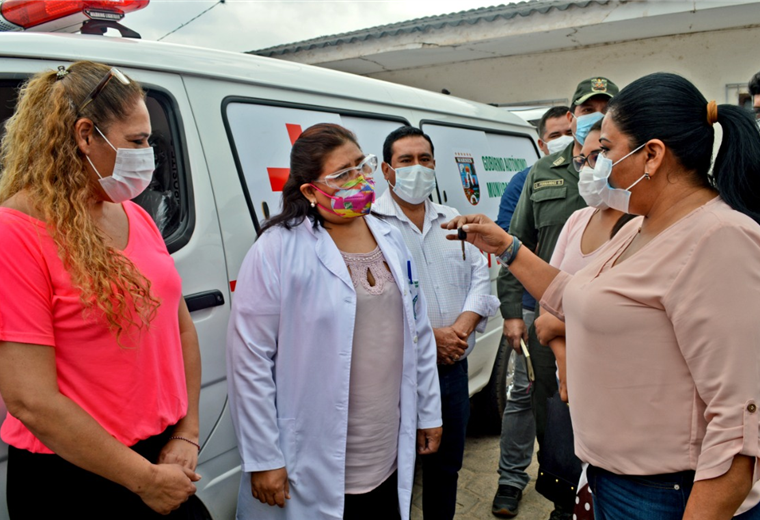 La alcaldesa de Warnes, Juana Araúz, entregó las llaves a las autoridades del hospital Nuestra Señora del Rosario