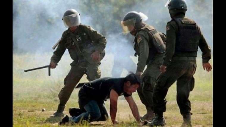 Policías agrediendo a un marchista en Chaparina. Foto Archivo 