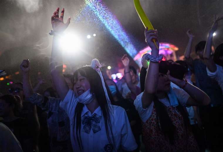 Jóvenes se divierten en una disco de Wuhan. Foto AFP