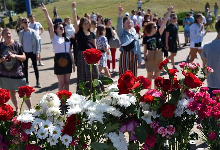 La gente rinde homenaje al muerto en los disturbios del lunes en Minsk. Foto AFP