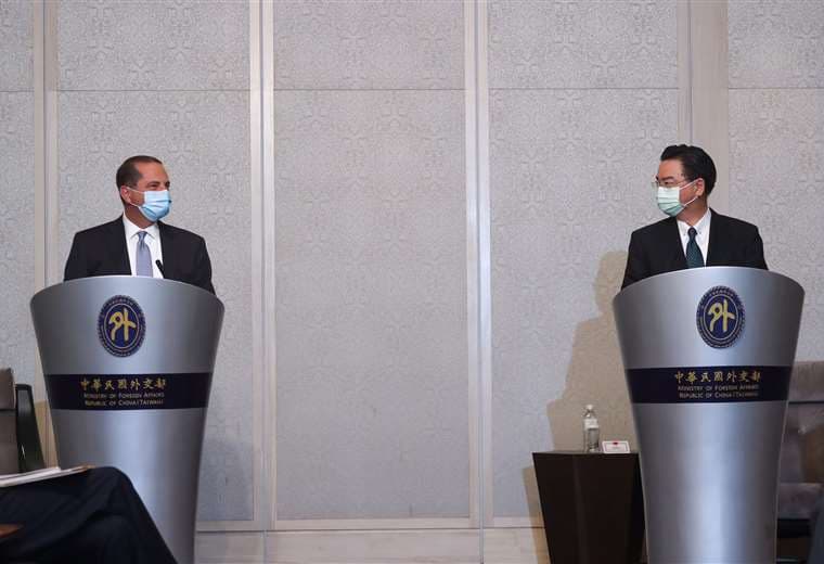 El ministro de Salud de EEUU (izq.) y el canciller taiwanés. Foto AFP