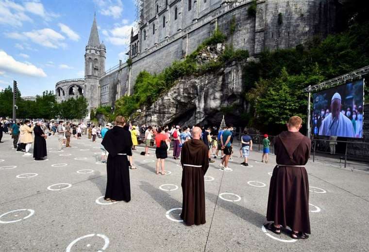 Medidas de distancia durante una ceremonia en el Santuario de Lourdes. Foto Internet