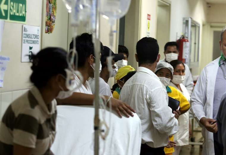 Pacientes aguardan por atención médica. Foto Jorge Gutiérrez 